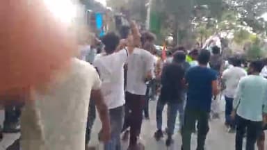 महुआ: महुआ नगर परिषद बाजार में मोहर्रम को लेकर जुलूस निकालते लोग महुआ में शांतिपूर्वक हर्षोल्लास के साथ मनाया जा रहा मोहर्रम