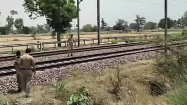 एत्मादपुर: कस्बा बरहन के रेलवे स्टेशन के समीप झाड़ियों में एक अधेड़ व्यक्ति का मिला शव, जांच में जुटी पुलिस