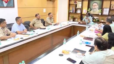 कांके: कांके रोड स्थित मुख्यमंत्री आवास में सीएम ने विधि व्यवस्था सहित कई विषयों को लेकर पदाधिकारियों के साथ की बैठक