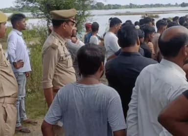 कैंपियरगंज: कैंपियरगंज थाना क्षेत्र के कहरौली गांव के तीन बच्चे राप्ती नदी के बाढ़ को देखने गए और वहां पर गड्ढे में भरे पानी मे डूबे