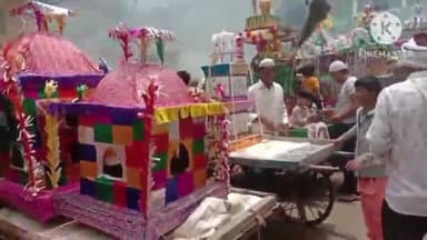 खुरई: इमाम हुसैन की याद में मुहर्रम पर निकाले गए ताजिया, रात में झंडा चौक पर ताजियों के साथ हुआ अखाड़ों का प्रदर्शन