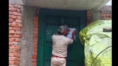 हिलसा: मानपुर गांव में दहेज के खातिर महिला की हत्या के मामले में फरार अभियुक्त के घर पर हिलसा पुलिस ने चिपकाया इश्तिहार