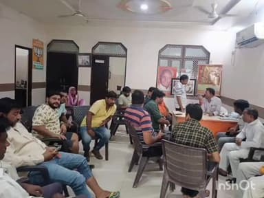 जलेसर: विधायक जलेसर ने अपने आवास पर जनता दरबार का किया आयोजन बड़ी संख्या में पहुंचे फरियादी थाना क्षेत्र जलेसर का मामला