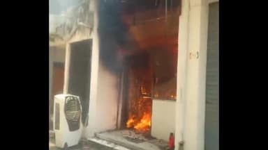 दुर्गाकुंड क्षेत्र में अपार्टमेंट के गोदाम में लगी आग, लाखों का हुआ नुकसान; फायर ब्रिगेड ने आग पर पाया काबू