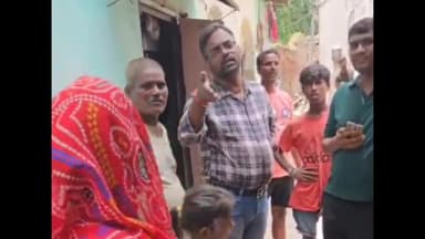 भदैनी स्थित जैन मंदिर के पास महीनों से खुदी गली से परेशान लोगों ने निरीक्षण करने पहुंचे जलकाल के जेई  को बंधक बनाया