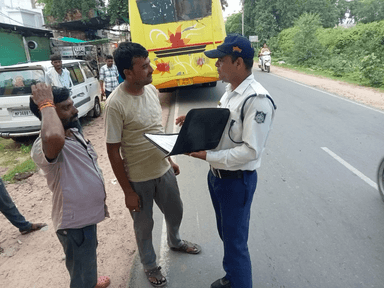 टीकमगढ़: टीकमगढ़ पुलिस ने 45 दिनों में पूरे जिले में वाहन चेकिंग के दौरान कुल 4490 वाहनों पर की चालानी कार्यवाही, वसूले ₹1548200