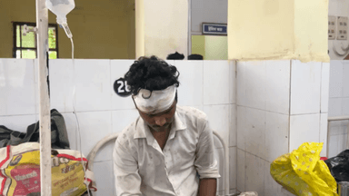 टीकमगढ़: गणेशगंज गांव में एक व्यक्ति के साथ 5 लोगों ने की मारपीट, जिला अस्पताल में किया गया भर्ती