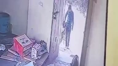 करछना: महेवा बैंक ऑफ़ बड़ौदा के सामने से चोर ने मोटरसाइकिल की चोरी, सीसीटीवी फुटेज आया सामने