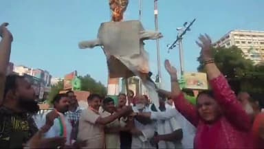 प्रयागराज: डोडा में शहीद हुए सेना के जवानों को अल्पसंख्यक मोर्चा महानगर द्वारा श्रद्धांजलि देकर जलाया गया पाकिस्तान का पुतला