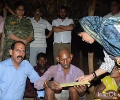 चितरंगी: चितरंगी क्षेत्र के ग्राम दूरदूरा पहुंचकर राज्य मंत्री राधा सिंह,जिला कलेक्टर ने मृतक के परिजनों को 10 लाख का चेक दिया।