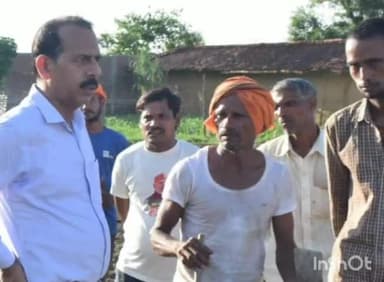 चितरंगी: जिला कलेक्टर चंद्रशेखर शुक्ला कोयलखूथ गांव में पैदल चलकर किसान के खेत में पहुंचकर किसानों की सुनी समस्या।