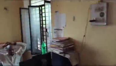 घूरपुर
बिजली कटौती व लो वोल्टेज को लेकर ग्रामीणो मेआक्रोश किया भीटा पावर हाउस का घेराव,लगाए मुर्दाबाद के नारे.....