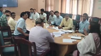 चूरू: कलेक्टर ने कलेक्ट्रेट में ली आधार मॉनिटरिंग कमेटी की बैठक, आमजन से की आधार कार्ड अपडेट करवाने की अपील