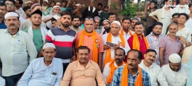 मोहर्रम मेले में पहुंचे बरखेड़ा नगर पंचायत चेयरमैन श्याम बिहारी भोजवाल सभी से शांतिपूर्ण ढंग से मनाने की अपील।