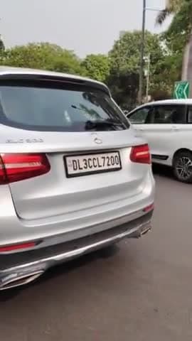 दिल्ली में बड़ी गाड़ी वाले ने सिलेंडर  वाले को टक्कर मारी और ऊपर  गुस्सा किया