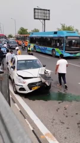 गृह मंत्रालय से अपील कर रहा हूं जो लोग कान में लीड या और फोन लगाकर गाड़ी चलाते हैं उनकी गाड़ीजप्त करे और कठोर