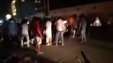 मंडुआडीह थाना क्षेत्र के बनारस स्टेशन के पास डिवाइडर से टकराकर चार पहिया पलटी