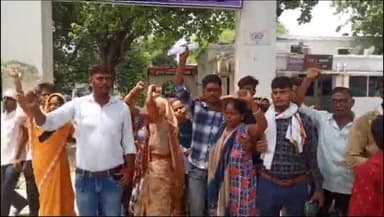 रायबरेली: कंदरावां गांव के रहने वाले दर्जनों लोगों ने ऊंचाहार थाने की पुलिस के खिलाफ,एसपी कार्यालय में किया प्रदर्शन लगाई गुहार