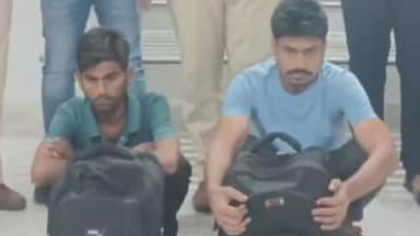 कांके: रांची के हटिया रेलवे स्टेशन पर आरपीएफ ने ट्रेन में चेकिंग दौरान भारी मात्रा में गांजे के साथ दो आरोपी गिरफ्तार किया है।