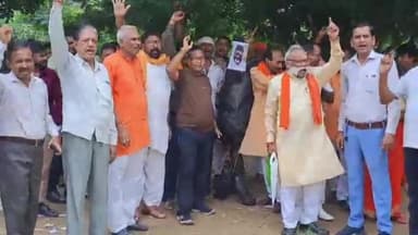 रामपुर: डॉ भीमराव अंबेडकर पार्क के सामने विश्व हिंदू महासंघ के लोगों ने मौलाना तौकीर रजा के विवादित बयान को लेकर फूंका पुतला,