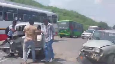 पुष्कर: पुष्कर के अनंता के सामने में रोड पर दो वाहनों में हुई टक्कर,दोनों वहां सामने से हुई क्षतिग्रस्त, पुलिस पहुंची मौके पर