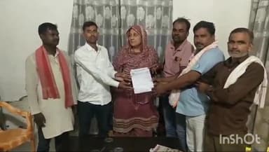 कासगंज: नरदौली गांव के ग्रामीणों ने गांव में विकास कार्य कराने और बिजली की समस्या को दूर करने के लिए सपा विधायक को दिया ज्ञापन