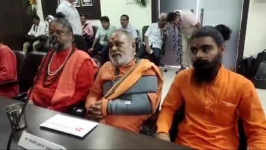 प्रयागराज: मंडलायुक्त कार्यालय में 13 अखाड़ों के पदाधिकारियों के साथ आयोजित की गई बैठक,साधु- संतों से लिए गए सुझाव
