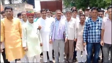 चूरू: मासिक मानदेय तय करने तथा बकाया कमीशन दिलाने की मांग को लेकर राशन विक्रेताओं ने किया कलक्ट्रेट में प्रदर्शन