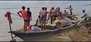 कोशी के तेज कटाव से मुंगरार में कई घर कोशी नदी में हुआ विलीन सरकार लापरवाह। मुंगरार सुपौल