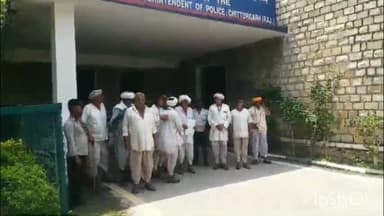 चित्तौड़गढ़: पुत्रवधू को ससुराल भेजने के नाम पर पिता द्वारा 10 लाख रुपए मांगने पर गाड़ी लोहार समाज के लोग पहुंचे SP कार्यालय