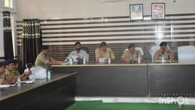 जलेसर: कावड़ यात्रा को सकुशल संपन्न कराने को लेकर वरिष्ठ पुलिस अधीक्षक पहुंचे जलेसर विभिन्न जिलों के अधिकारियों के साथ की बैठक,
