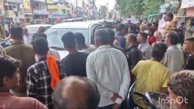 उज्जैन शहर: तीन बत्ती चोराहे समीप शराब के नशे में धुत्त एक कार चालक ने एक बाइक और एक कार में मारी टक्कर लोगों ने पीटा।