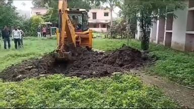 शाजापुर: मक्सी में अज्ञात लोगों ने स्कूल परिसर में गाड़ा गाय का शव, नप की टीम ने गाय के शव को निकालकर ट्रेचिंग ग्राउंड में गाड़ा