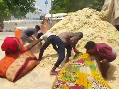 कैंपियरगंज: कैंपियरगंज पीपीगंज सहीततमाम जगहों पर गांव में बाढ़ के पानी के कारण जिलाप्रशासन ने गांव के मुहाने पर पहुंचा पशुओं का चारा