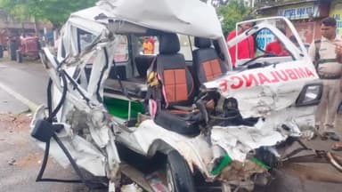 कोडरमा: कोठियारबर में बालू लोड ट्रैक्टर और एंबुलेंस की टक्कर में 2 लोग गंभीर रूप से हुए घायल, सदर अस्पताल से रिम्स किया गया रेफर