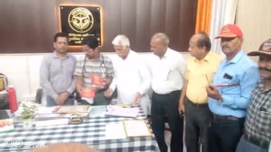 वरिष्ठ नागरिक कल्याण समिति फरीदपुर में स्वास्थ्य केंद्र अधीक्षक अनुराग गौतम को किया सम्मानित।