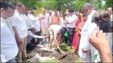 चित्तौड़गढ़: पंचायत समिति परिसर चित्तौड़गढ़ में भाजपा प्रदेश अध्यक्ष, जिला कलेक्टर व पुलिस अधीक्षक ने किया पौधारोपण