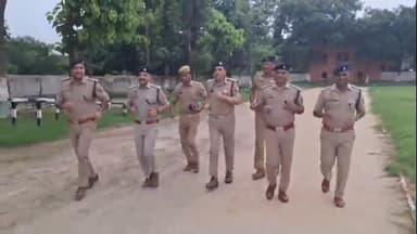रामपुर: पुलिस अधीक्षक विद्यासागर मिश्र द्वारा रिजर्व पुलिस लाइन में परेड की सलामी लेकर किया गया निरीक्षण