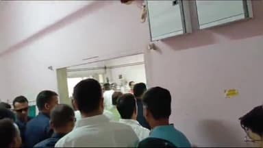 कांके: रांची के रिम्स अस्पताल पहुंचे असम के सीएम हिमंत बिस्वा सरमा, घायल सहायक पुलिसकर्मियों से की मुलाक़ात