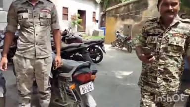 महुआ: महुआ थाना क्षेत्र के कुशहर चौक से महुआ पुलिस ने बाइक की डिक्की से 9 बोतल शराब के साथ एक कारोबारी को गिरफ्तार किया