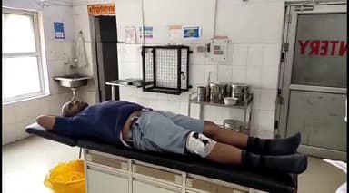 इटावा: पचावली रोड पर तेज रफ्तार ऑटो ने बाइक सवार दो स्टेनो को टक्कर मारकर घायल किया, जिला अस्पताल में इलाज कराया गया है