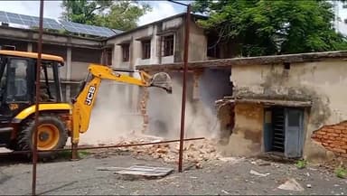 बरहरुवा: नो प्रॉफिट नो कॉस्ट के तहत बरहरवा सीएचसी के जर्जर भवन का ध्वस्त कार्य शुरू