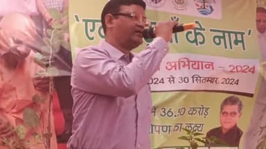 बलरामपुर समाचार एक पेड़ मां के नाम अभियान में मुख्य अतिथि के रूप में  मुख्य सचिव स्थापना अनिल कुमार सागर अपने एक पेड़लगाने के बाद संबोधन में सरकार की सोच को उपस्थित जनमानस को बताया इस अवसर पर मंचासीन जिला पंचायत अध्यक्ष आरती तिवारीसदर विधाय