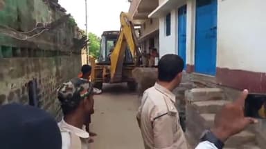 बिहिया: बिहिया के कुंडेश्वर में सरकारी जमीन से हटाया गया अतिक्रमण, बिहिया सीओ रचना कुमारी रहीं मौजूद