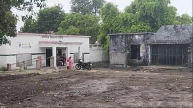 बीकापुर: नगईपुर प्राथमिक विद्यालय का निष्प्रयोजित और जर्जर भवन बन रहा है बच्चों के लिए जान का खतरा