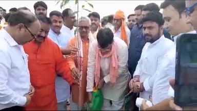 आज़मगढ़: तमौली में ऊर्जा व नगर विकास मंत्री उप्र एके शर्मा ने समारोहपूर्वक किया वृक्षारोपण, बताया महत्व, वृक्षारोपण किया प्रेरित