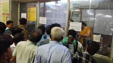 मुरादाबाद: मुरादाबाद रेलवे स्टेशन पर अमरोहा में हुआ ट्रेन हादसे के बाद, ट्रेनों के लिए परेशान होते यात्री