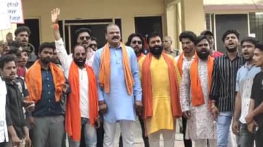 मंदसौर: मौन जुलूस निकालकर हिंदू संगठन के लोगों ने CSP को दिया ज्ञापन सराफा बाजार में मोहर्रम पर्व की रात को हुई घटना के खिलाफ