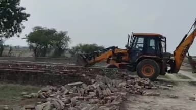 प्रयागराज: जोनल अधिकारी के निर्देशन में PDA द्वारा अलग-अलग स्थानों पर करीब 28 बीघा अवैध प्लाटिंग पर की गई कार्यवाई