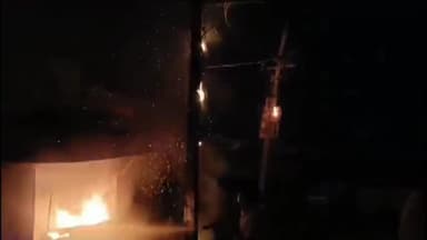 कहरा: सदर थाना क्षेत्र के पॉलिटेक्निक ढाला समीप मेडिकल दुकान मे लगी भीषण आग काफी मशक्कत के बाद अग्निशमन टीम ने आग पर पाया काबू